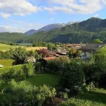 Nyaraló Ferienhaeuser Am Weissensee Mit Bergblick Hafenegg